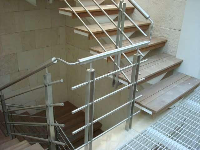 Pasamanos y barandal metálico en escalera interior