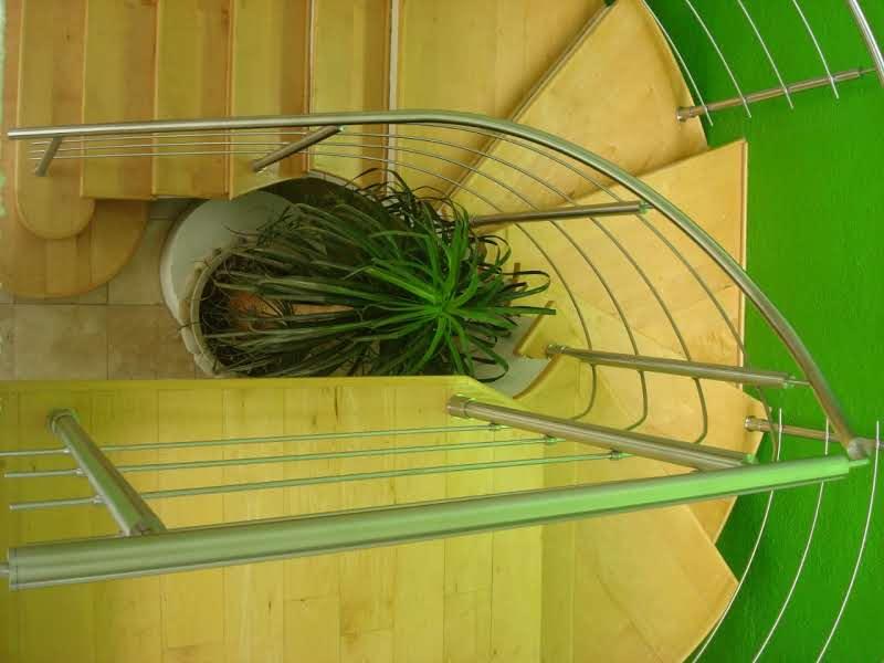 Barandal curvo alrededor de una escalera