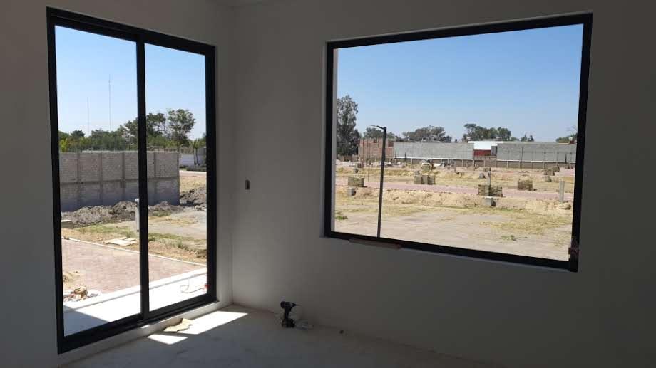 Puerta y ventanas de aluminio en una habitación