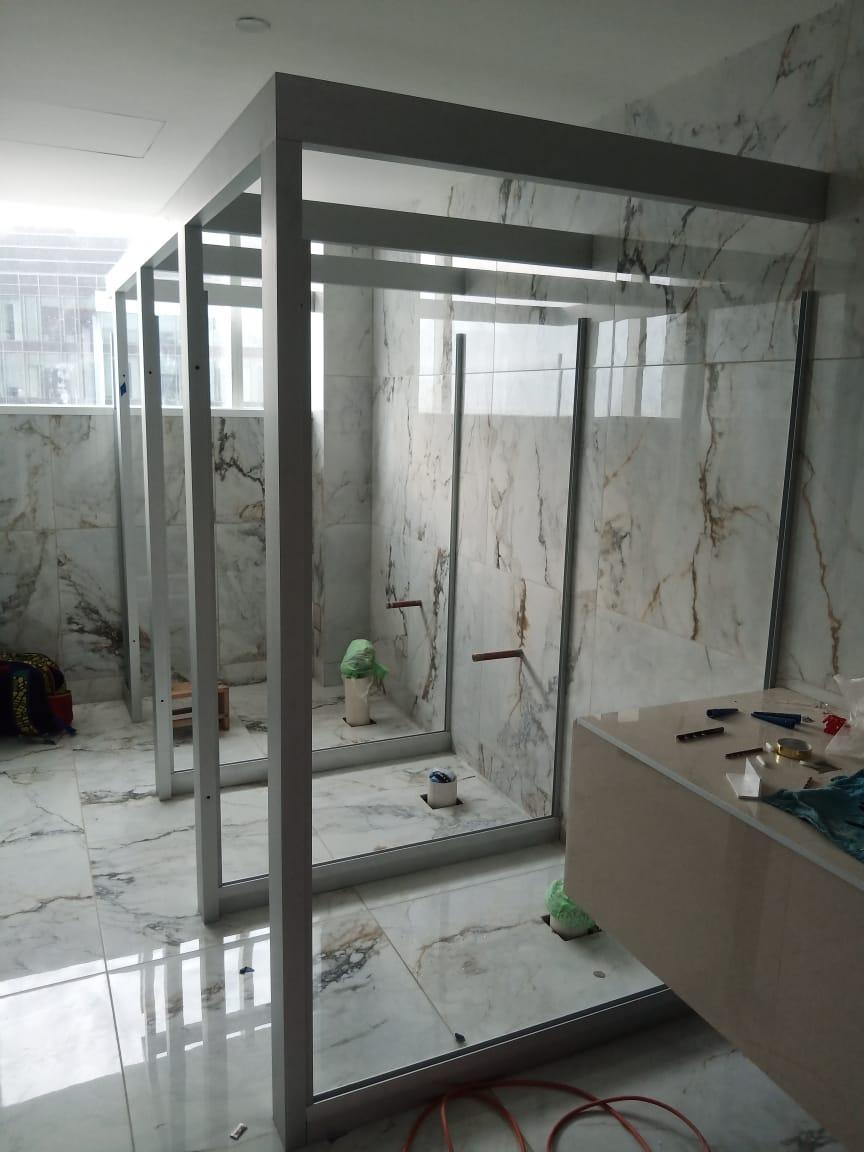 Estructura de aluminio en proceso de instalación