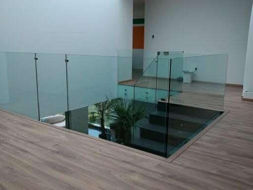 Barandales de cristal templado alrededor de una escalera